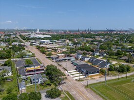 227 S Broadway St in La Porte, TX - Building Photo