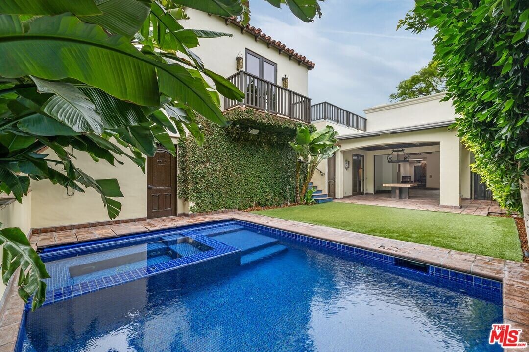 1017 S Gretna Green Way in Los Angeles, CA - Building Photo
