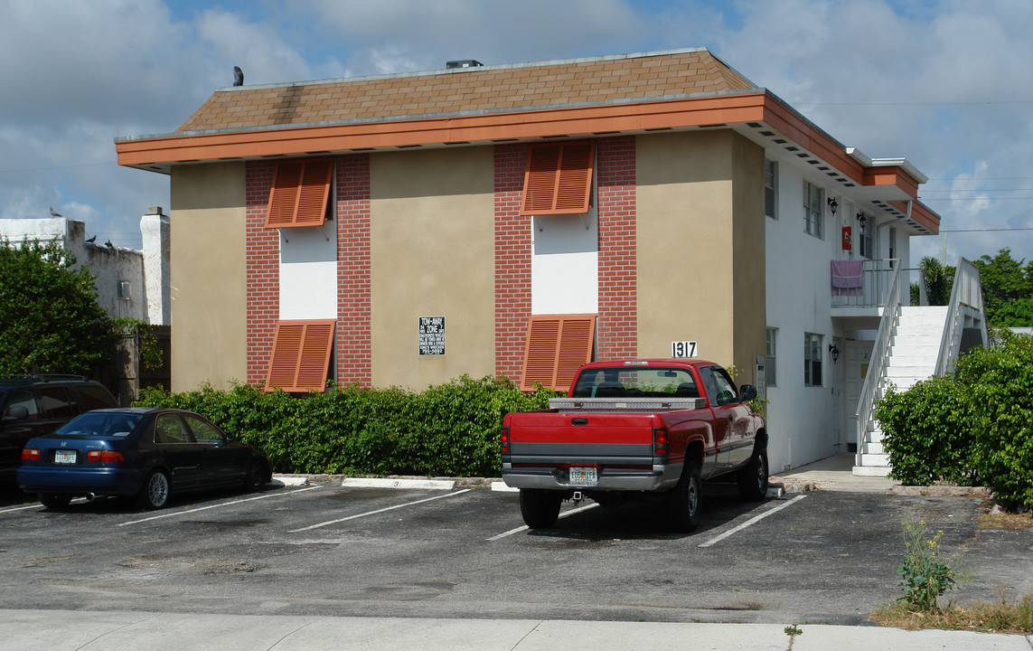 1317 N Federal Hwy in Lake Worth, FL - Building Photo