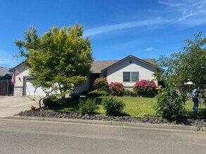149 Carrin Layne Ct in Roseburg, OR - Building Photo - Building Photo