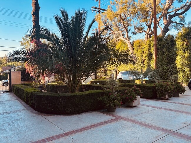 23348 Hatteras St, Unit 1 bedroom in Woodland Hills, CA - Building Photo - Building Photo