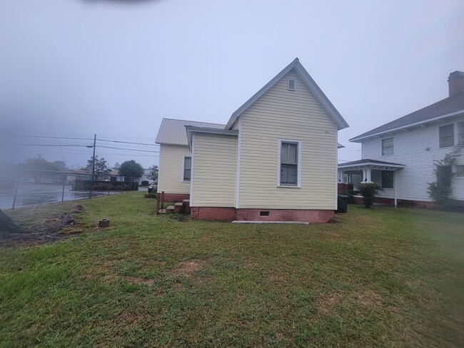 209 E Caswell St in Kinston, NC - Foto de edificio - Building Photo