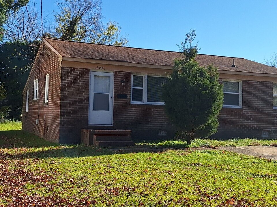 704 Old Buckroe Rd in Hampton, VA - Building Photo