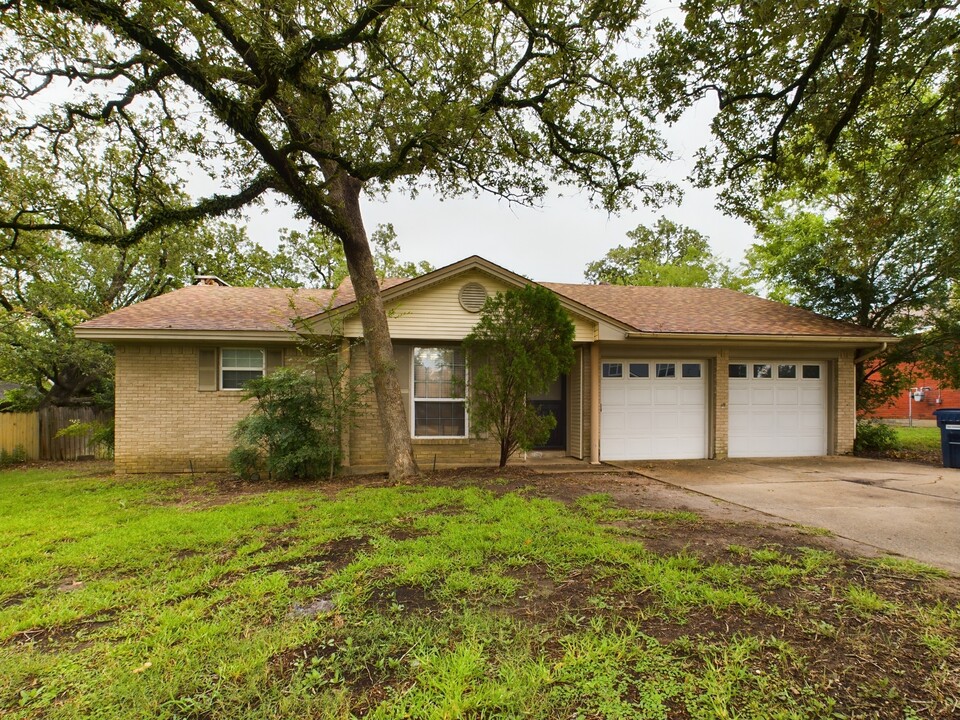 1302 Dominik Dr in College Station, TX - Building Photo