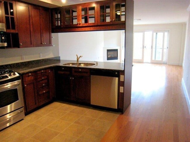 165 Beacon St, Unit 34 in Somerville, MA - Foto de edificio - Building Photo