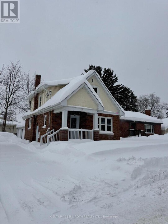 48 Drury Ln in Barrie, ON - Building Photo