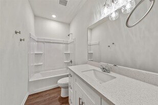 710 W Dallas St in Conroe, TX - Building Photo