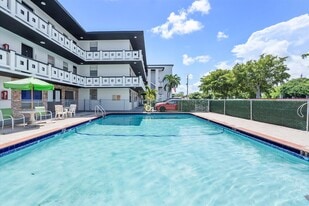 Colonial Sunset Apartment Homes in Hollywood, FL - Building Photo