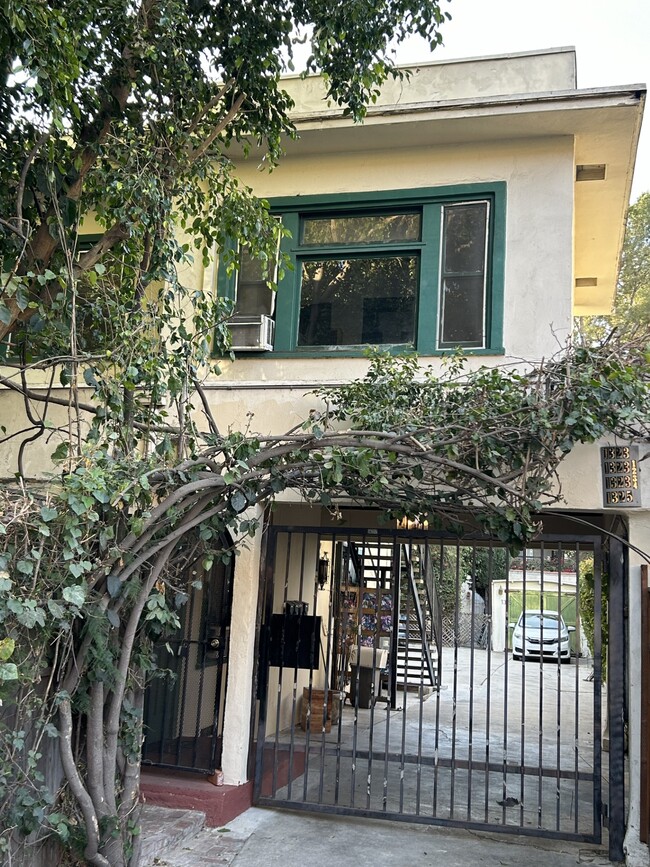 1323 N Orange Dr in Los Angeles, CA - Building Photo - Building Photo