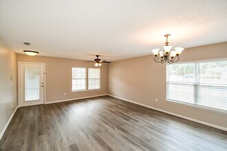 2201 Brian Lakes Dr E in Jacksonville, FL - Building Photo - Building Photo