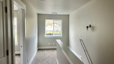 1152-1154 NE Rifle Range St in Roseburg, OR - Building Photo - Building Photo