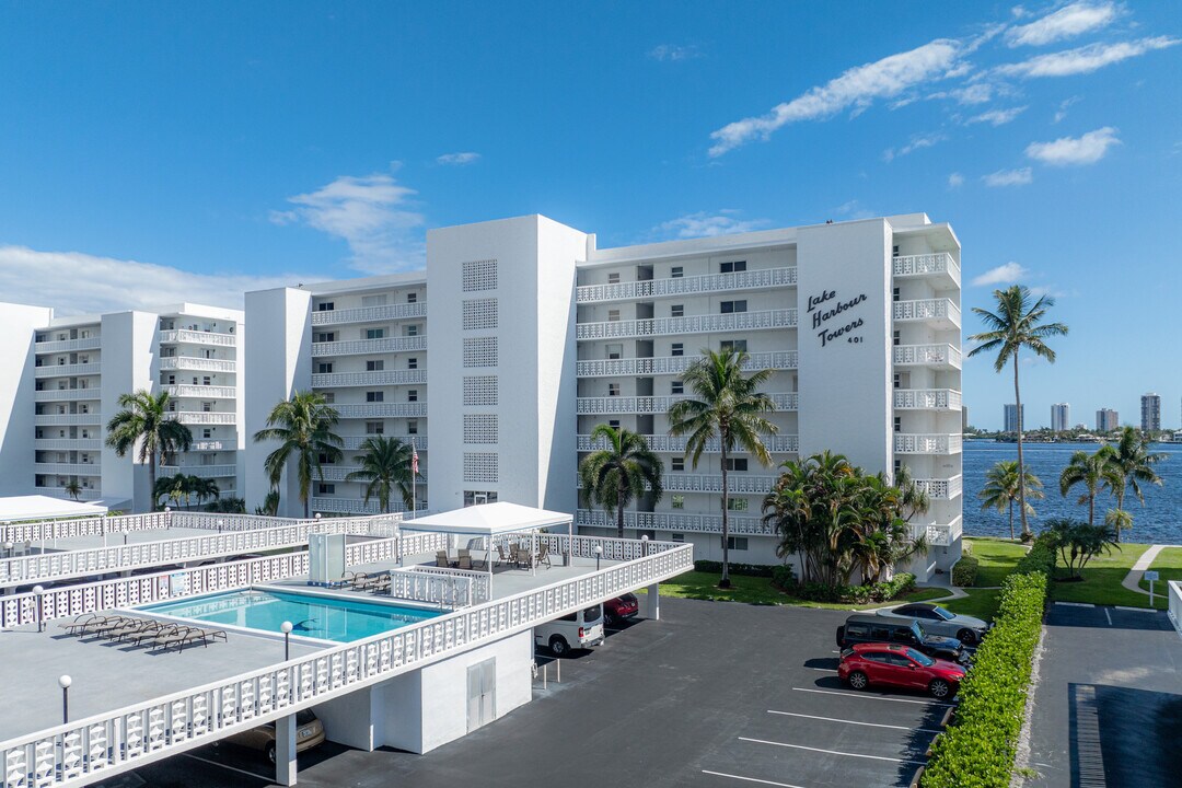 401 Lake Shore Dr in Lake Park, FL - Building Photo