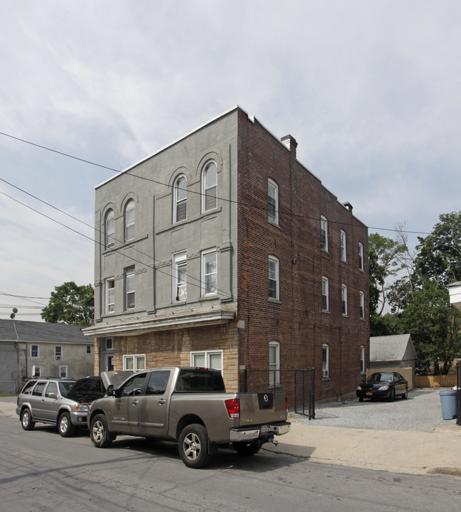 18 Capobianco St in Glen Cove, NY - Building Photo