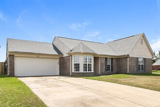1649 Cherry Creek Dr in Southaven, MS - Foto de edificio - Building Photo