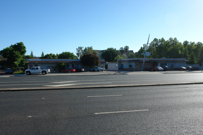 919 E El Camino Real in Sunnyvale, CA - Foto de edificio - Building Photo