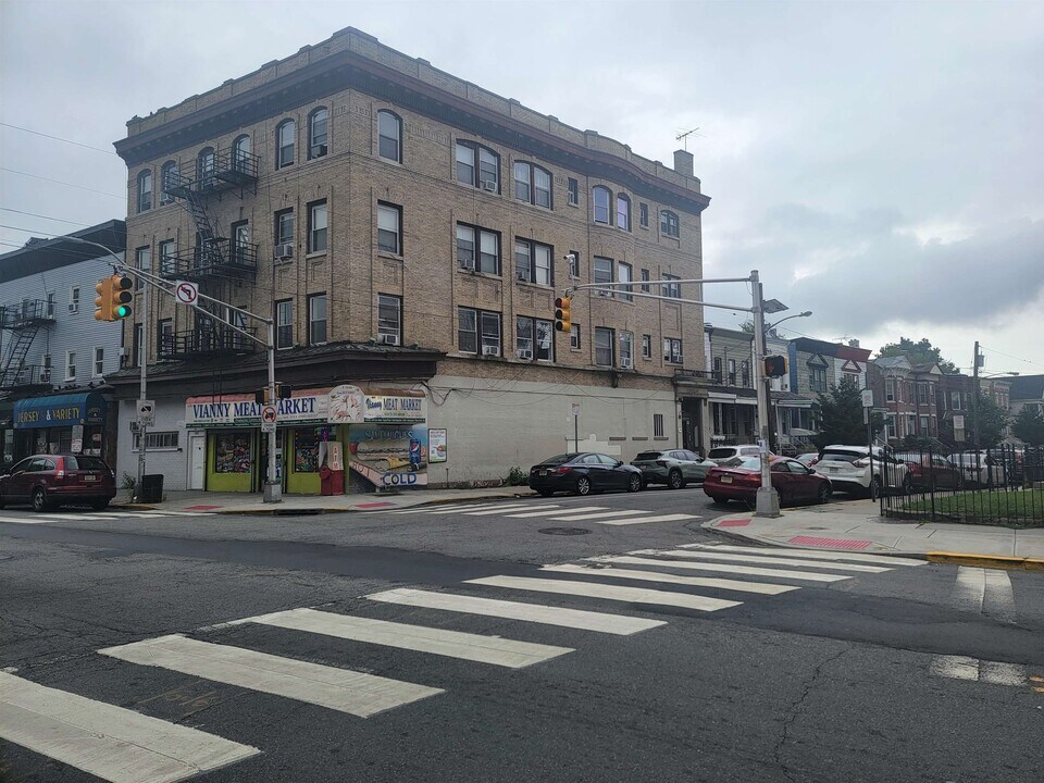 100 Linden Ave in Jersey City, NJ - Building Photo