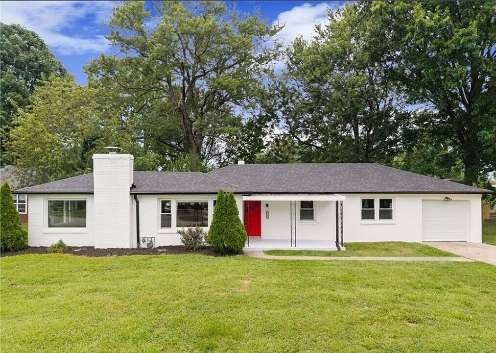 1705 Herby Dr in Jeffersonville, IN - Building Photo