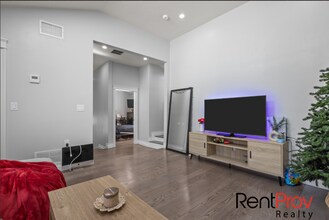 517 Country View Dr in Warwick, RI - Foto de edificio - Building Photo