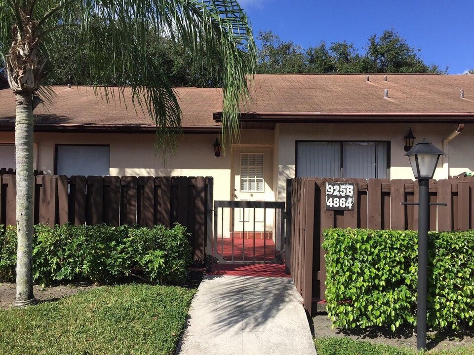 4864 Sable Pine Cir in West Palm Beach, FL - Building Photo