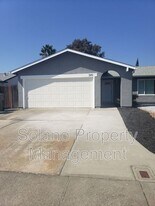 340 Colonial Cir in Vacaville, CA - Building Photo