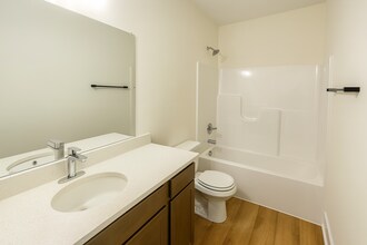 3803 S Bluelake Ct in Wichita, KS - Foto de edificio - Building Photo