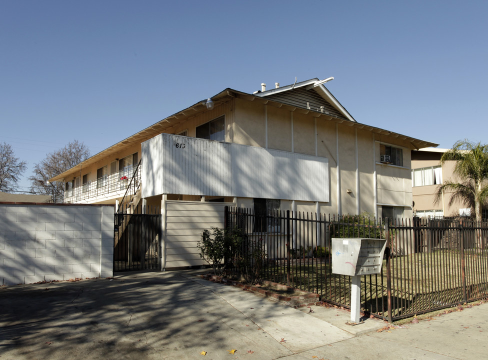 613 Abbey Ln in Pomona, CA - Building Photo