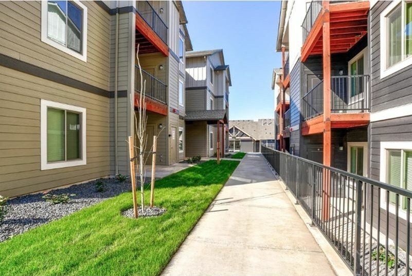 Cascade Place Apartment Homes in Molalla, OR - Foto de edificio