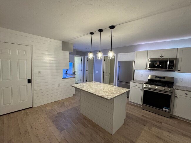 256 Woonasquatucket Ave in North Providence, RI - Building Photo - Building Photo