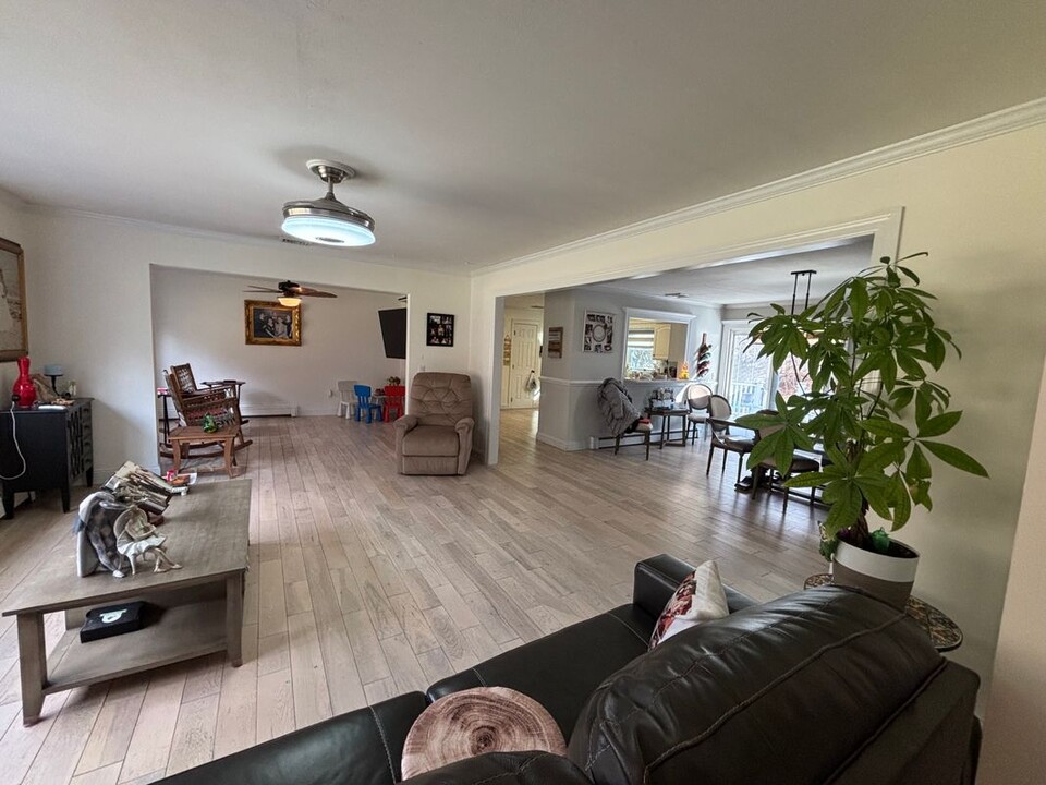 83 Dunderberg Rd in Woodbury, NY - Building Photo