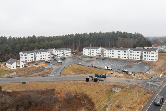 Friars Court in Hudson, NH - Foto de edificio - Building Photo