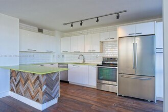 600 NE 36th St, Unit 423 in Miami, FL - Building Photo - Building Photo
