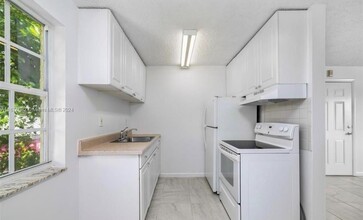 900 NE 26th St, Unit 9 in Wilton Manors, FL - Building Photo - Building Photo