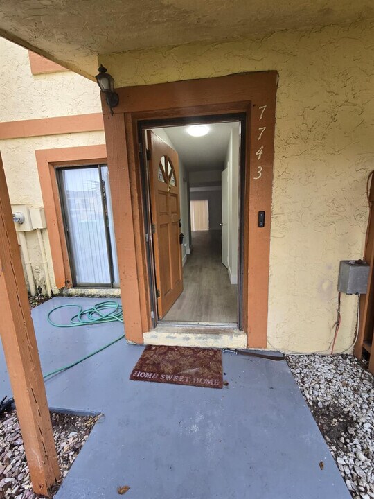 7743 Balboa St in Sunrise, FL - Foto de edificio