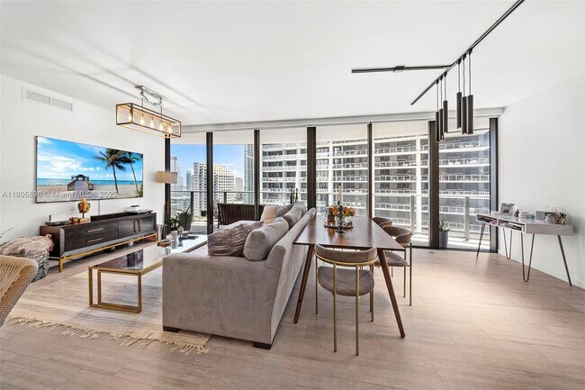 1000 Brickell Plz, Unit 2709 in Miami, FL - Building Photo - Building Photo