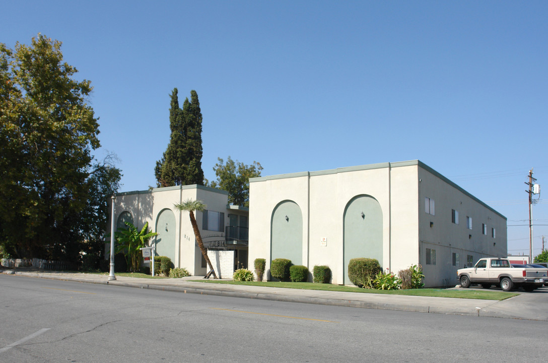 814 17th St in Bakersfield, CA - Building Photo