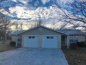 1300 W Rolling Oaks Dr in Rogers, AR - Building Photo - Building Photo