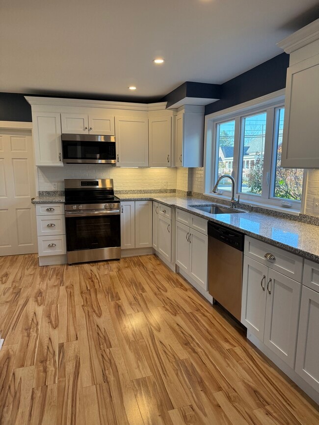 13 Pressey Ct in New London, NH - Building Photo - Building Photo