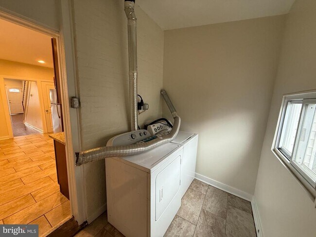 1249 W College Ave in Philadelphia, PA - Building Photo - Building Photo