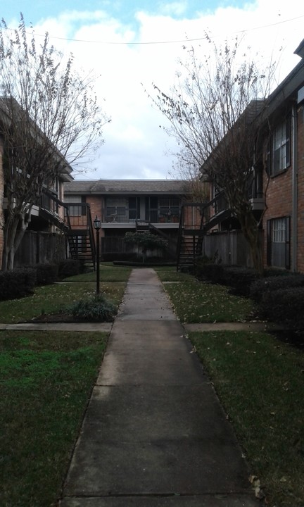 Tangleoaks Condominiums in Houston, TX - Building Photo