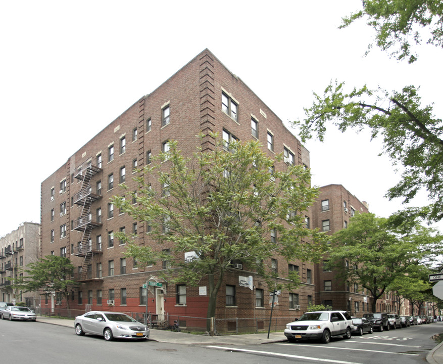 Chatea Frgntenac in Brooklyn, NY - Building Photo