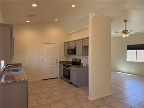 3270 E Farm Crst Ave in Kingman, AZ - Building Photo - Building Photo
