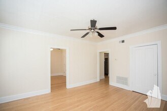 5208 N Leavitt St, Unit 5200-G in Chicago, IL - Building Photo - Building Photo