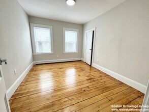 57 Burrell St, Unit #1 in Boston, MA - Foto de edificio - Building Photo