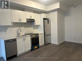 715 Davis Dr in Newmarket, ON - Building Photo