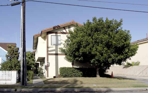 10209 Park St in Bellflower, CA - Building Photo