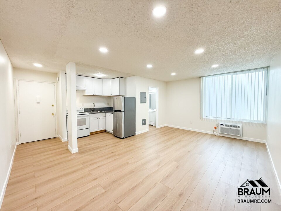 5611 Fulcher Ave in Los Angeles, CA - Building Photo