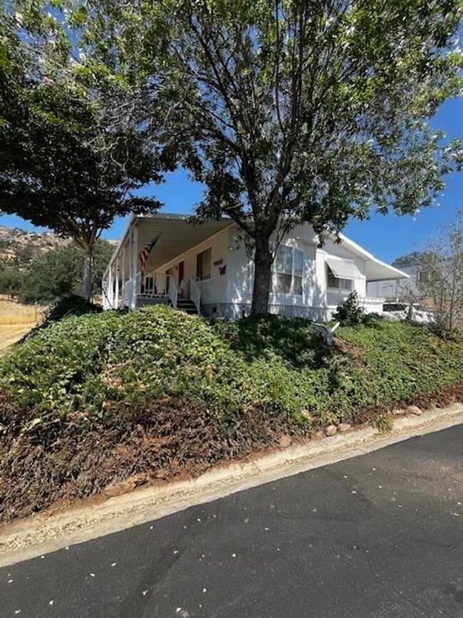 21276 White Pine Dr in Tehachapi, CA - Building Photo - Building Photo