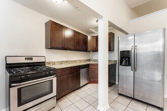 2122 W Grand Ave in Chicago, IL - Building Photo - Building Photo
