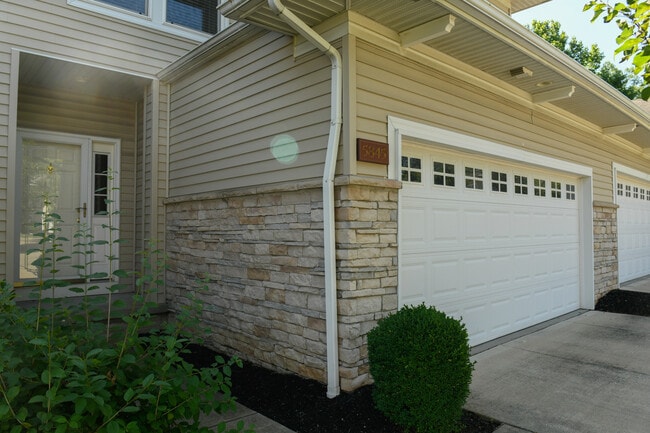 5845 Crescent Ridge Dr in Seven Hills, OH - Building Photo - Building Photo