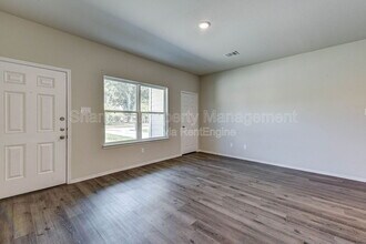 409 E Avenue G in Conroe, TX - Foto de edificio - Building Photo